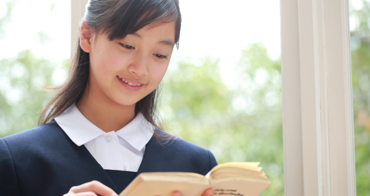 速読をする少女の写真